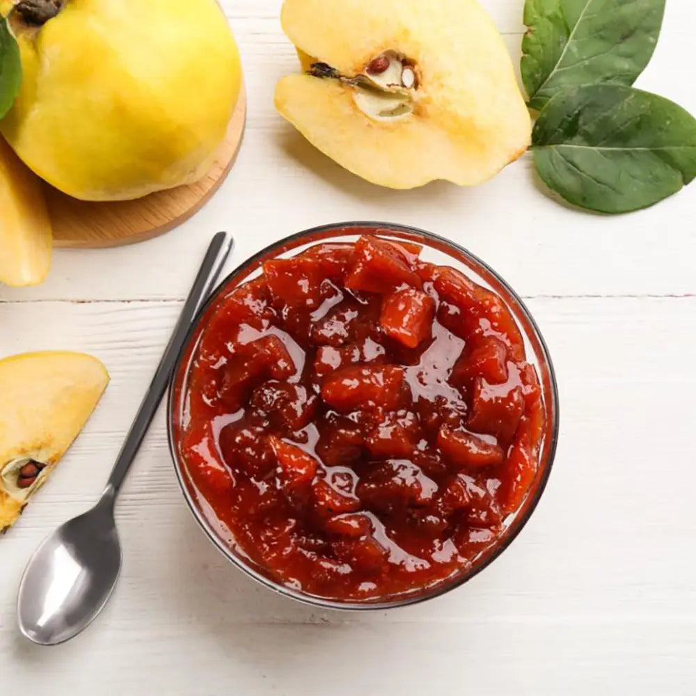 Ябълка (Malus) Cotogno, със сладко-кисели жълти плодове, в трета година от род