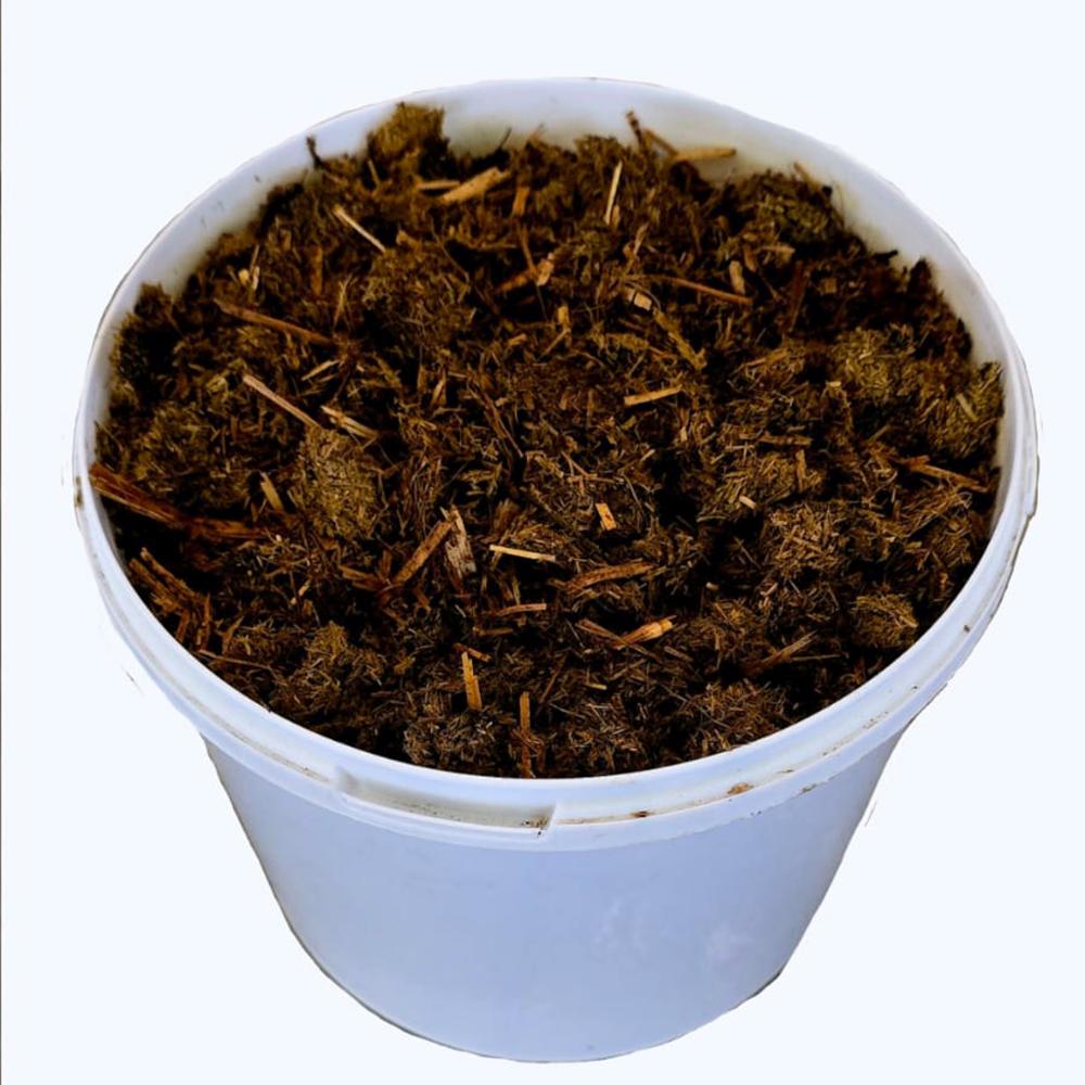 Органичен натурален тор от зрял магарешки тор, био тор за растения и почва, произведен в Румъния