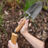 Lopata manuala multifunctionala KENT & STOWE din inox, maner din lemn de frasin, 32 cm, 15 ani de garantie