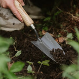 Lopatica gradina Kent & Stowe din otel carbon, maner lemn frasin FSC, pentru plantare si transplantare, garantie 10 ani