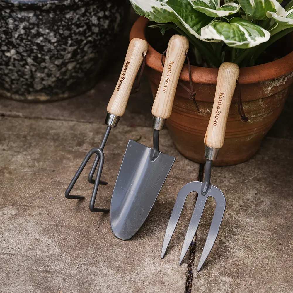 Cultivator de mana KENT & STOWE cu 3 dinti, otel inoxidabil, coada lemn frasin, 28 cm